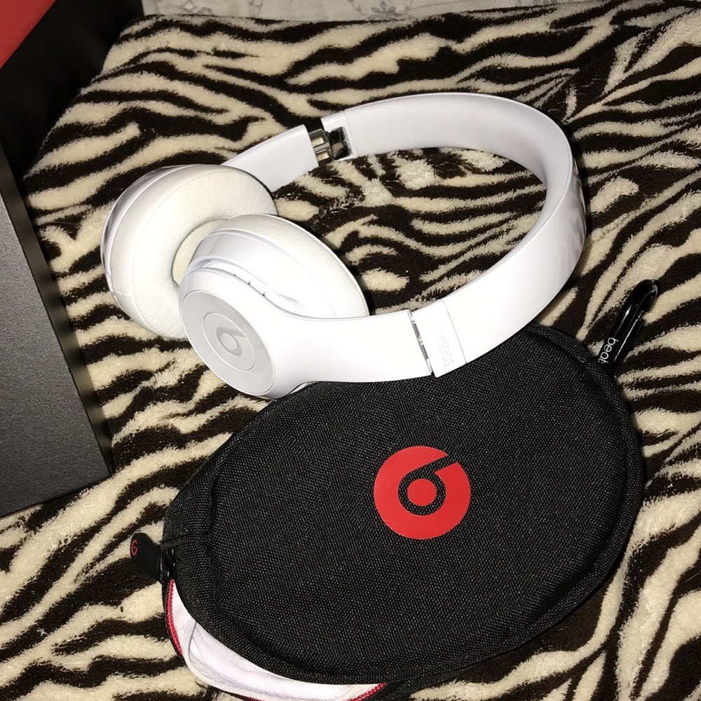 Wireless beats solo 3 by Dre in gloss white